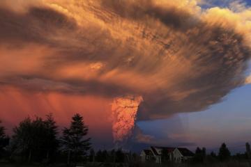 Volcano Calbuco erupts in Chile, some flights cancelled