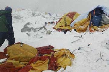 Avalanche sweeps Everest region, 17 dead, 61 others injured