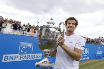 Murray wins record-equalling fourth Queen�s title