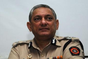 Sena targets BJP; backs Mumbai Police chief