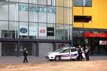 18 freed, gunmen at large after Paris store robbery attempt