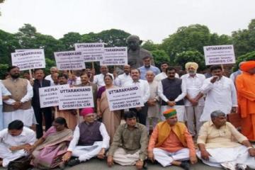 Live: BJP MPs protest against Congress