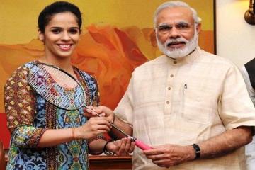 Saina presents her racquet to Modi