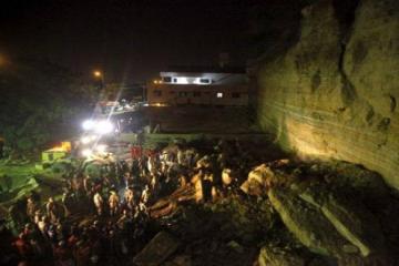 Rockslide hits Karachi slum, 13 killed