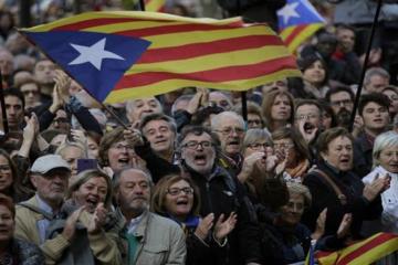 Thousands turn up at court to support Catalan President