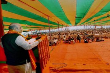 BJP defeat will spark joy in Pak.: Amit Shah