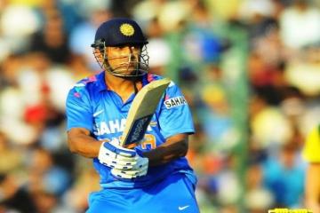 Ardent fan of Dhoni grabs attention in Mohali