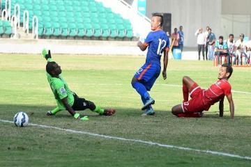 India ekes out a narrow win to enter final