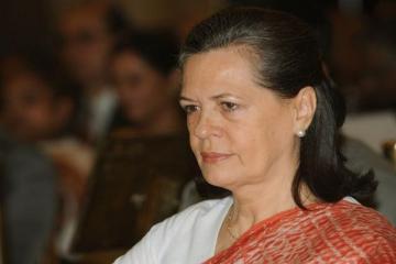 Sonia backs Chandy, but party launches unofficial probe