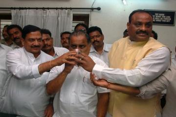 Mudragada breaks fast after CM�s assurance