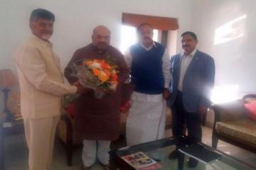 Naidu meets Suresh Prabhu, seeks connectivity to Amaravati