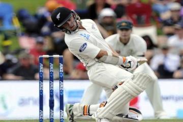 Scuffed ball downplayed as Australia push for win