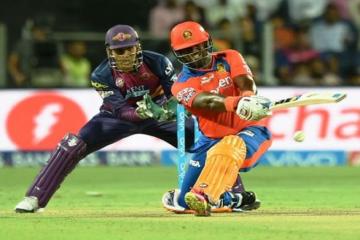 Gujarat Lions squeezes to victory