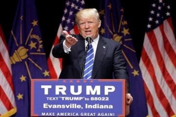 Trump maintains stand on banning Muslims, Clinton slams